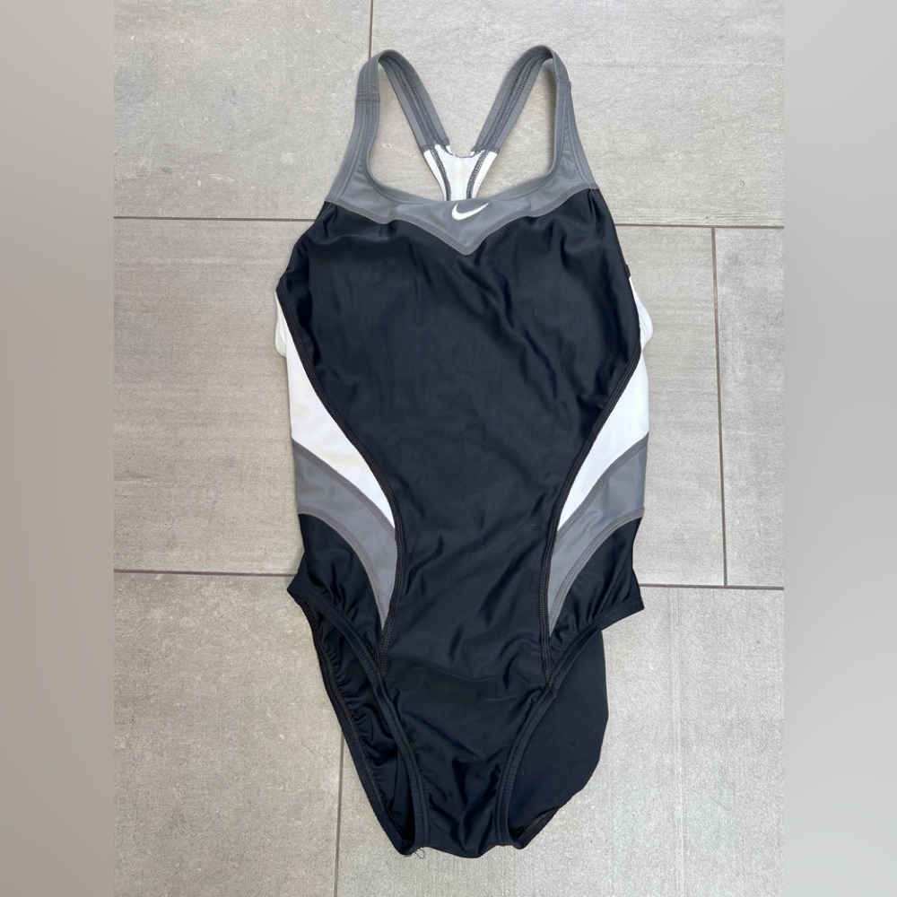 Nike Women’s one piece in racerback style w grey/black/white, for real swimming!